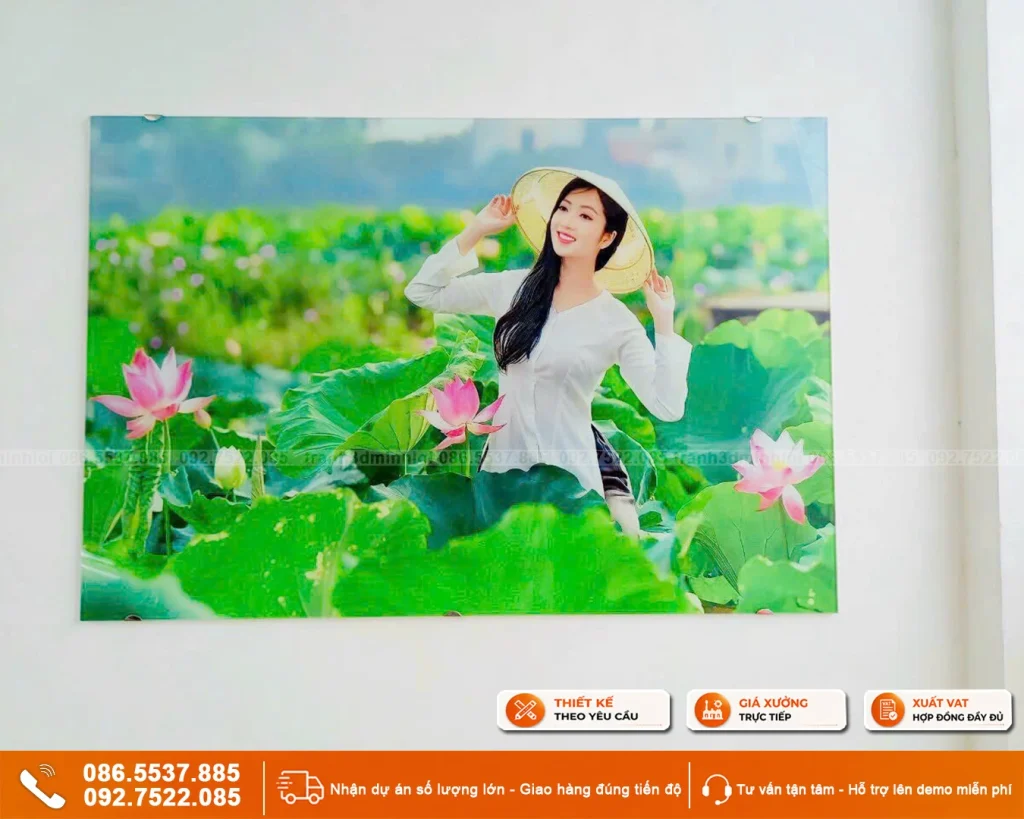 Tranh kính ốp tường phòng khách mẫu cô gái hoa sen