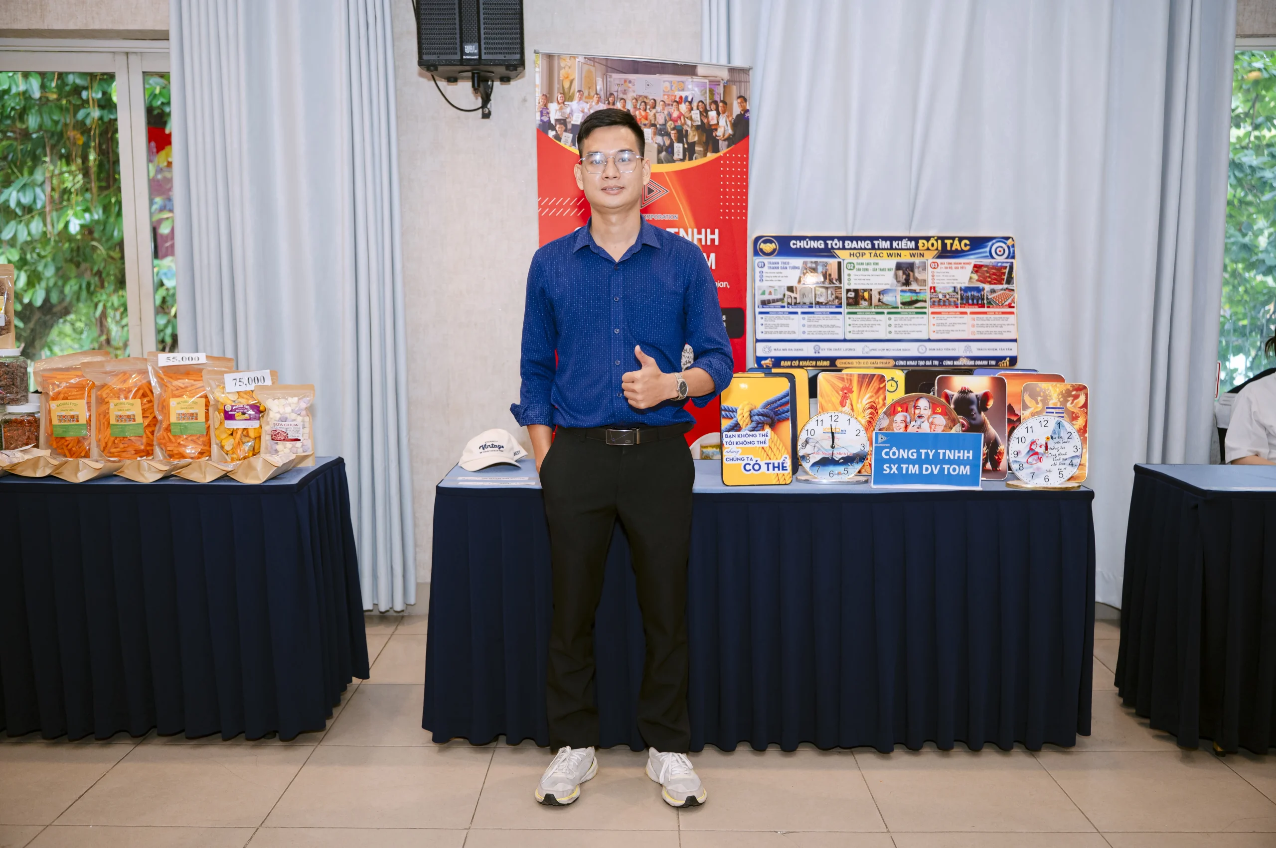 Đội ngũ TOM set up gian hàng tại sự kiện