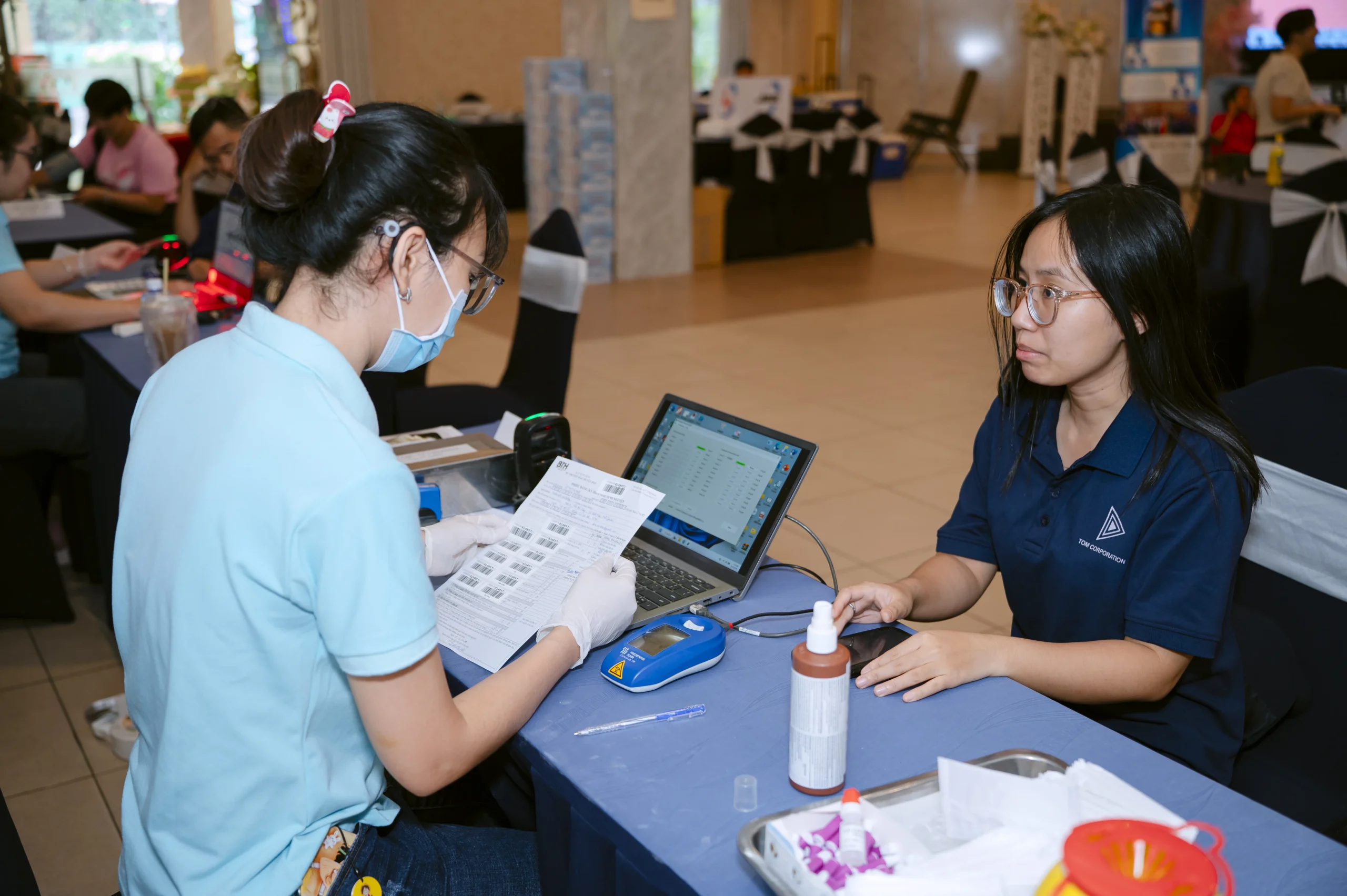 Thành viên TOM khám sức khỏe trước khi hiến máu